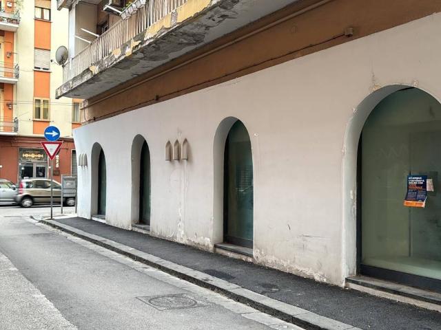 Locale Commerciale in vendita a Santa Maria delle Grazie, Avellino