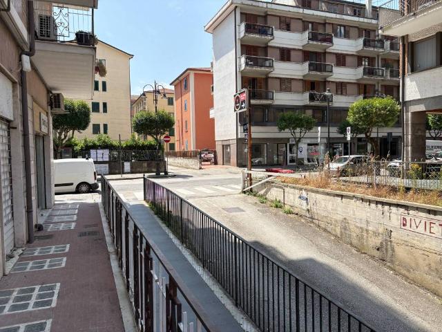 Locale Commerciale in vendita a Avellino, Campania