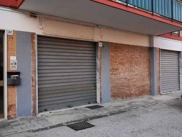 Locale Commerciale in vendita a Avellino, Campania