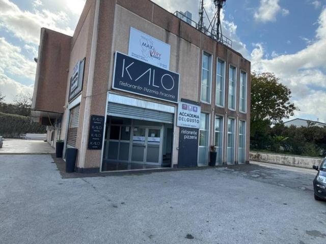 Locale Commerciale in vendita a Avellino, Campania