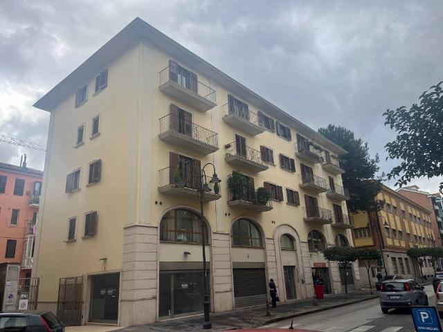 Locale Commerciale in vendita a Avellino, Campania