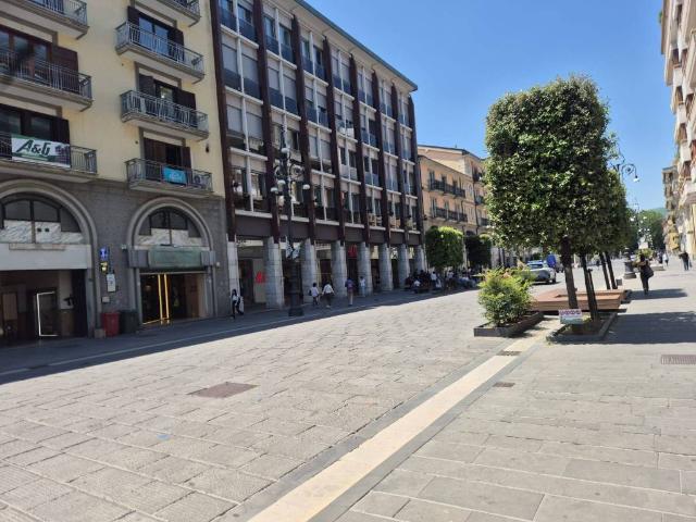 Locale Commerciale in vendita a Avellino, Campania