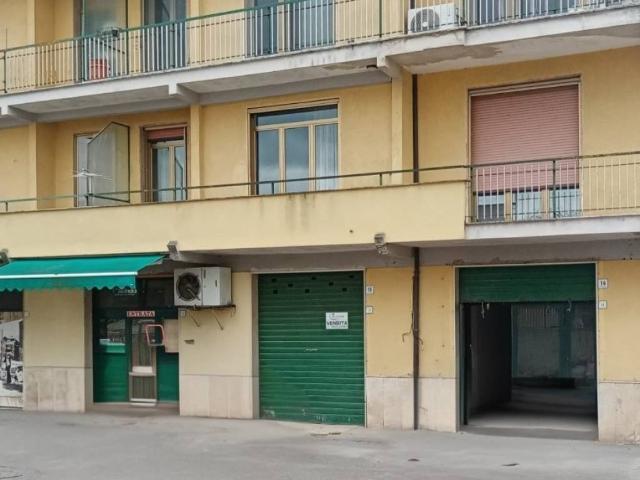 Locale Commerciale in vendita a Avellino, Campania