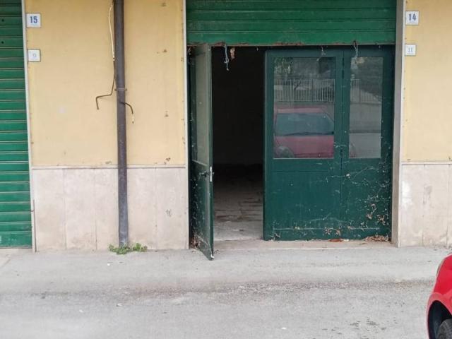 Locale Commerciale in vendita a Avellino, Campania