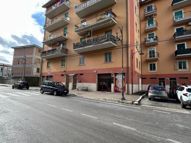 Locale Commerciale in vendita a Ferrovia, Avellino