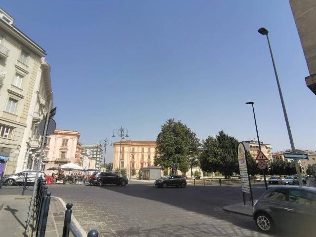 Locale Commerciale in vendita a Avellino, Campania
