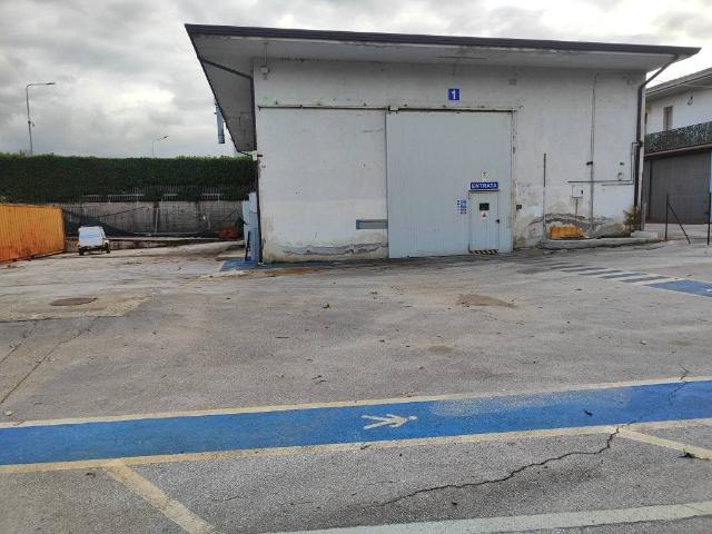 Locale Commerciale in vendita a Ferrovia, Avellino