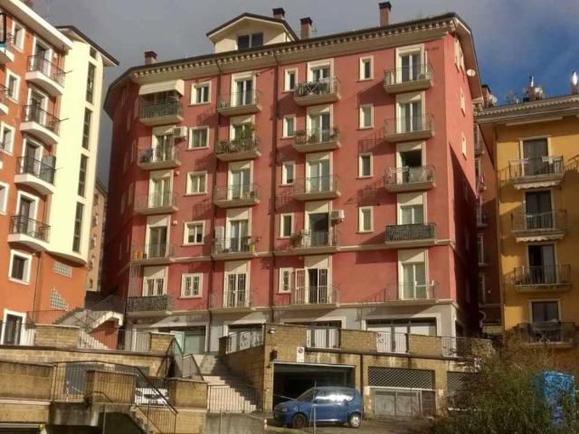 Locale Commerciale in vendita a Avellino, Campania