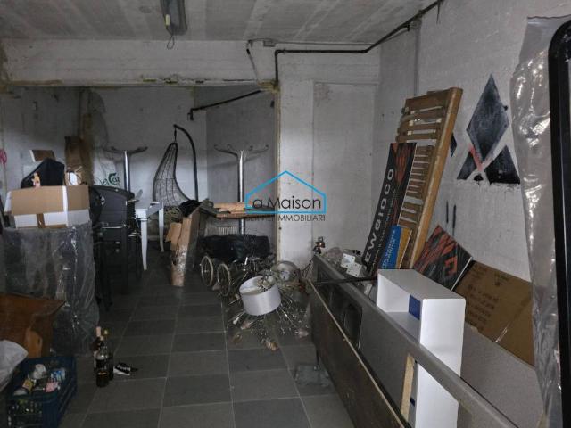 Locale Commerciale in vendita a Avellino, Campania