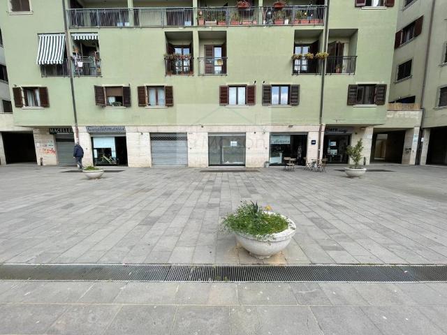 Locale Commerciale in vendita a Avellino, Campania