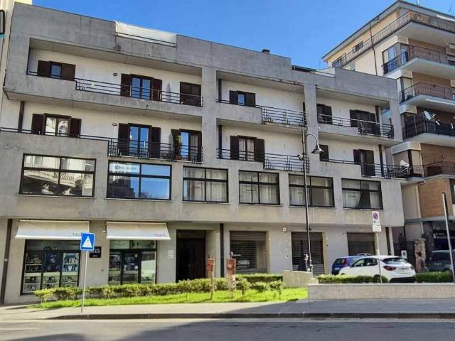 Locale Commerciale in vendita a Avellino, Campania