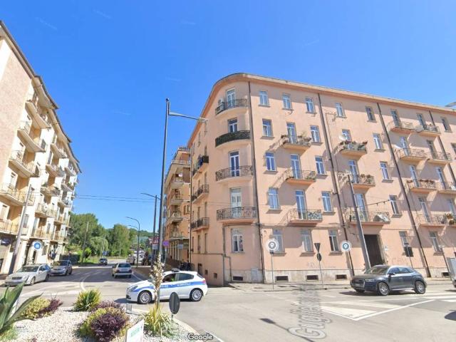 Locale Commerciale in vendita a Avellino, Campania
