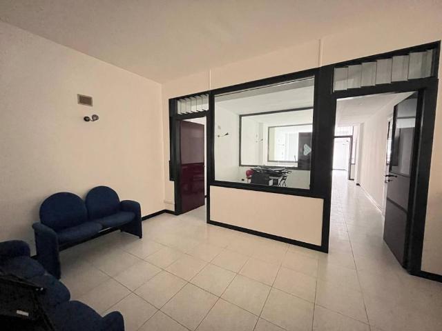 Locale Commerciale in vendita a Avellino, Campania