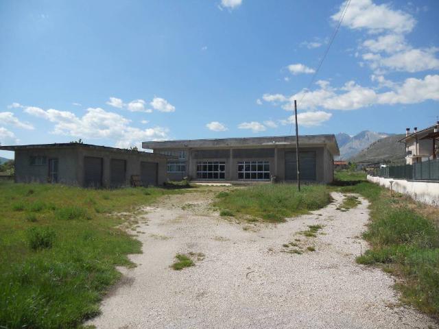 Locale Commerciale in vendita a Avezzano, Abruzzo