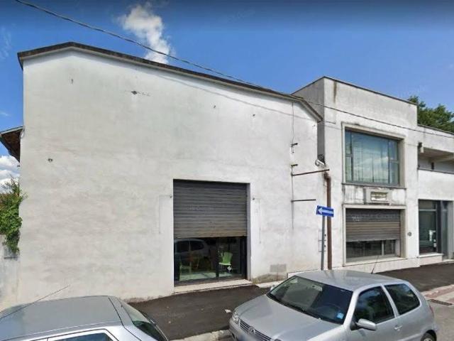 Locale Commerciale in vendita a Avezzano, Abruzzo