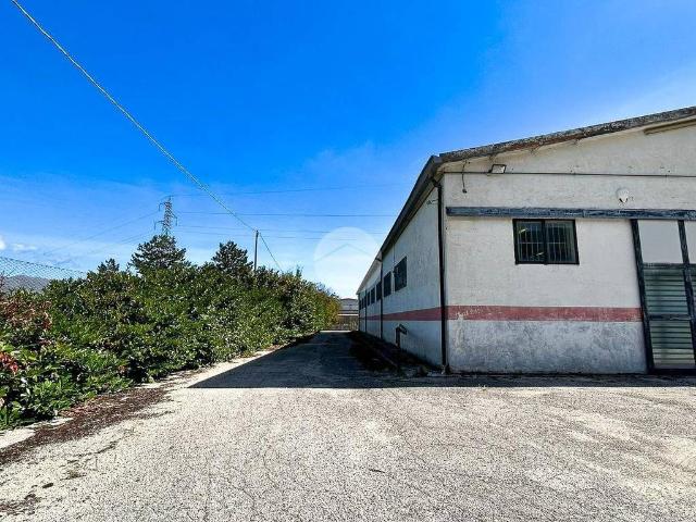 Locale Commerciale in vendita a Avezzano, Abruzzo