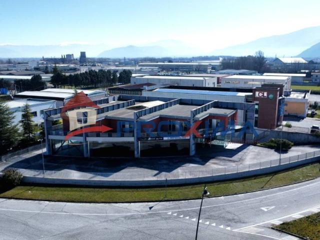 Locale Commerciale in vendita a Avezzano, Abruzzo