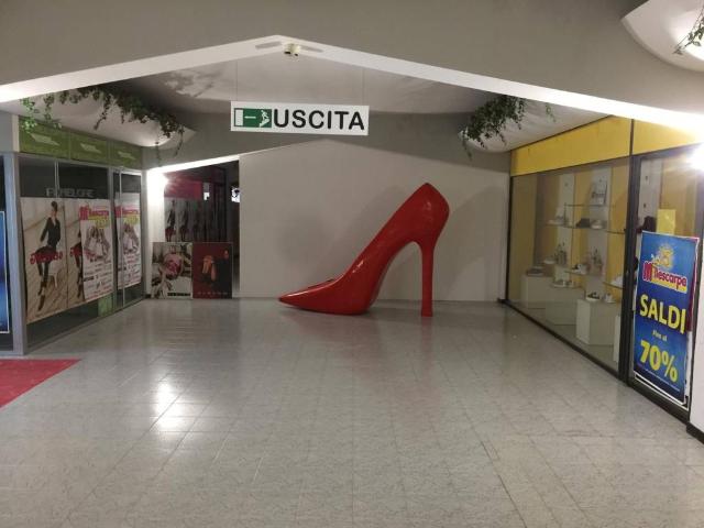 Locale Commerciale in vendita a Avezzano, Abruzzo