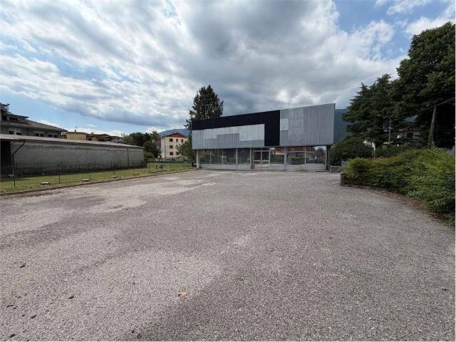 Locale Commerciale in vendita a Aviano, Friuli-Venezia Giulia
