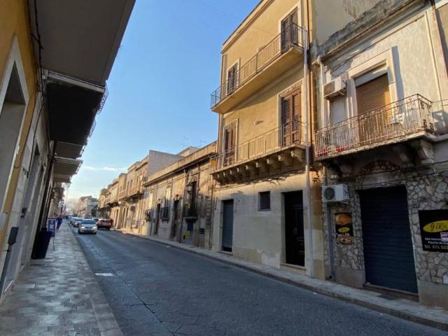 Locale Commerciale in vendita a Avola, Sicilia