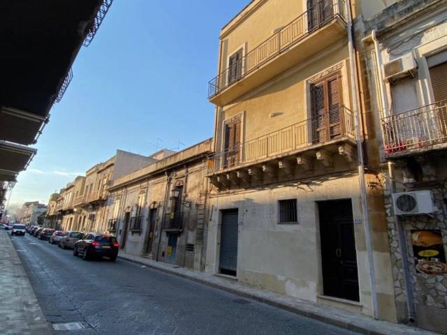 Locale Commerciale in vendita a Avola, Sicilia