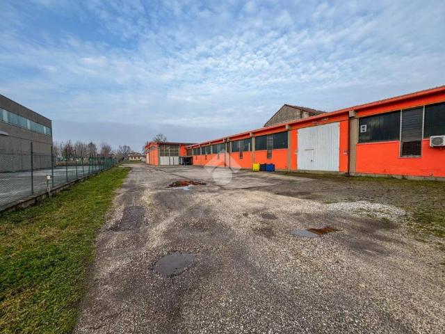 Locale Commerciale in vendita a Azzanello, Lombardia