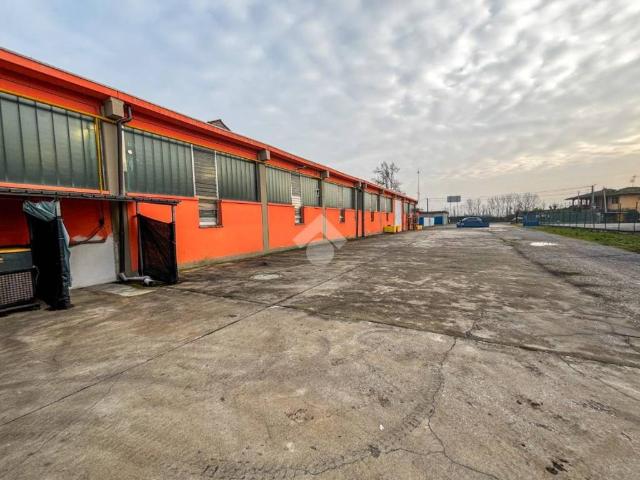 Locale Commerciale in vendita a Azzanello, Lombardia