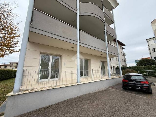 Locale Commerciale in vendita a Azzano Decimo, Friuli-Venezia Giulia