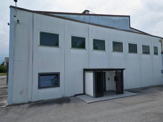 Locale Commerciale in vendita a Azzano Decimo, Friuli-Venezia Giulia