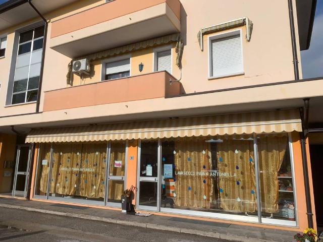 Locale Commerciale in vendita a Azzano Decimo, Friuli-Venezia Giulia