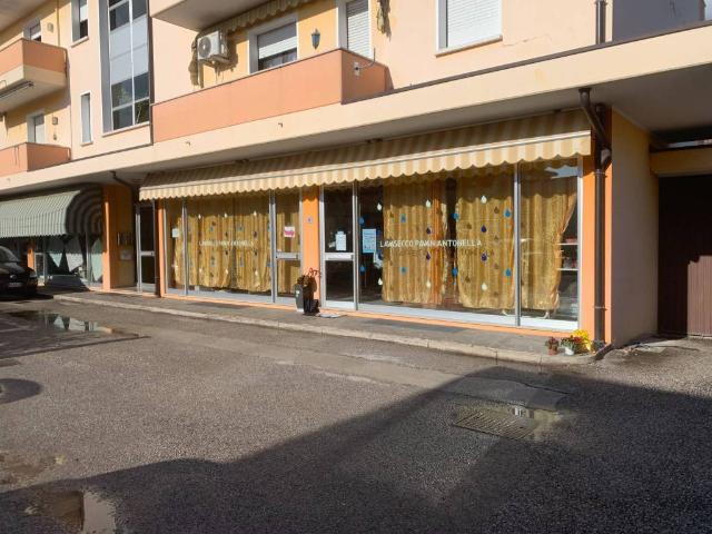 Locale Commerciale in vendita a Azzano Decimo, Friuli-Venezia Giulia