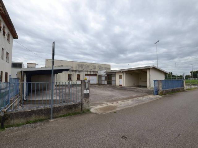 Locale Commerciale in vendita a Azzano Decimo, Friuli-Venezia Giulia