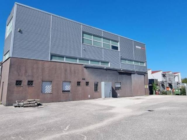 Locale Commerciale in vendita a Azzano Decimo, Friuli-Venezia Giulia