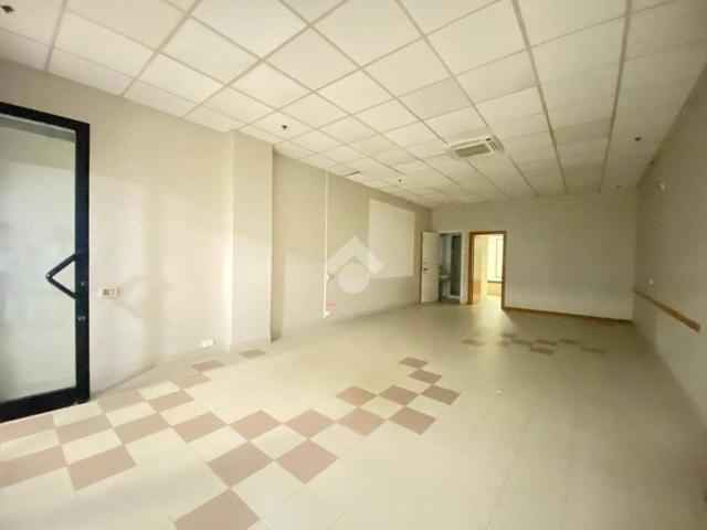 Locale Commerciale in vendita a Azzano San Paolo, Bergamo