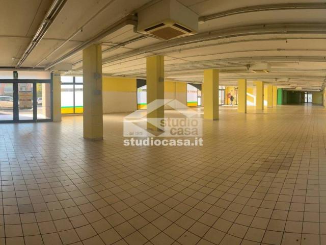 Locale Commerciale in vendita a Azzano San Paolo, Lombardia
