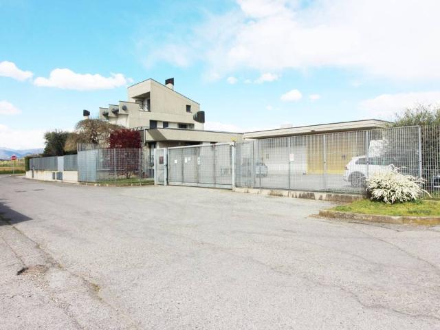 Locale Commerciale in vendita a Azzano San Paolo, Lombardia