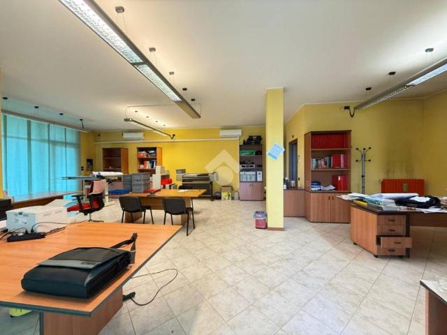 Locale Commerciale in vendita a Azzano San Paolo, Bergamo