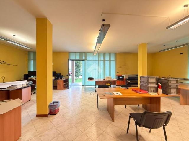 Locale Commerciale in vendita a Azzano San Paolo, Lombardia