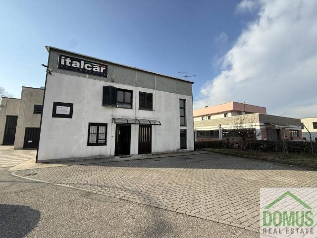 Locale Commerciale in vendita a Azzate, Lombardia