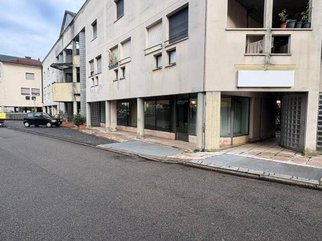 Locale Commerciale in vendita a Azzate, Lombardia