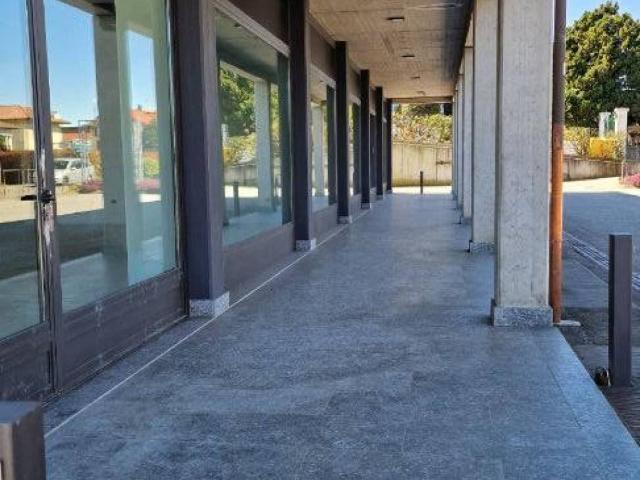 Locale Commerciale in vendita a Azzate, Lombardia