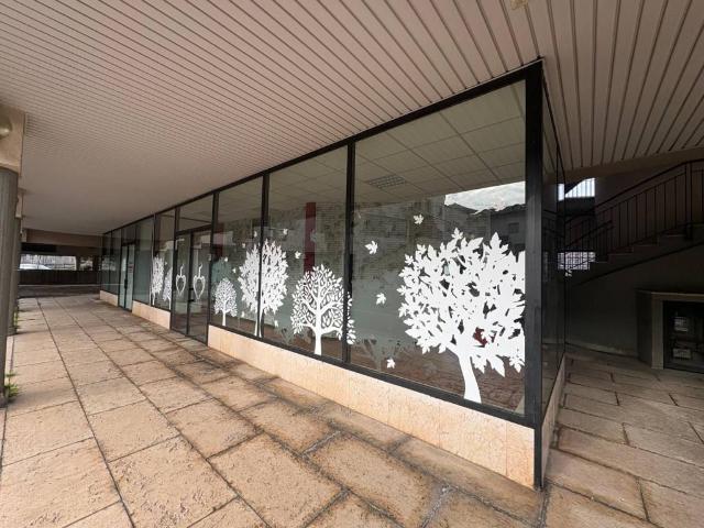 Locale Commerciale in vendita a Azzate, Lombardia