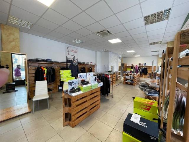 Locale Commerciale in vendita a Azzate, Lombardia