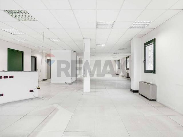 Locale Commerciale in vendita a Azzate, Lombardia