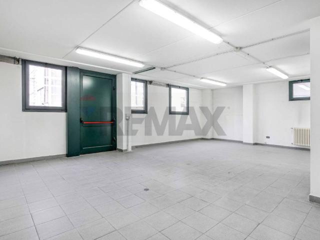 Locale Commerciale in vendita a Azzate, Lombardia