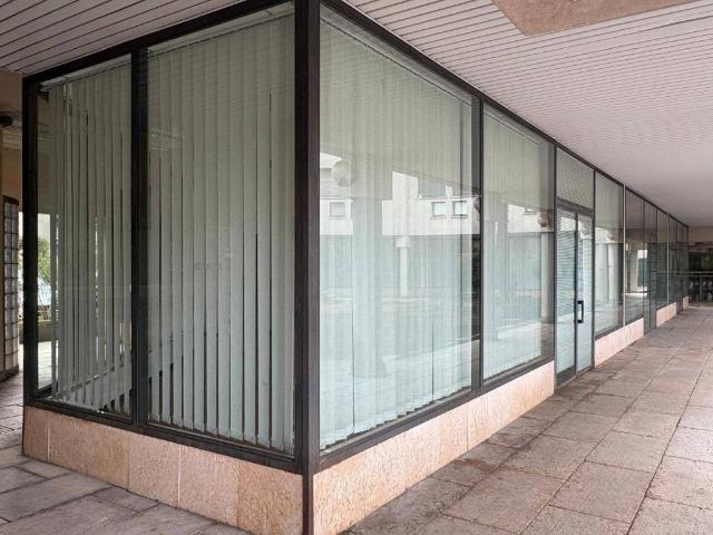 Locale Commerciale in vendita a Azzate, Lombardia