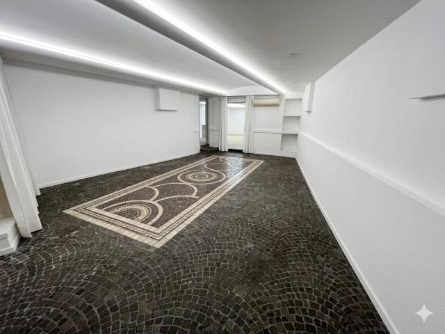 Locale Commerciale in vendita a Bacoli, Campania