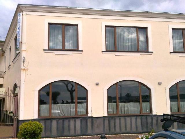 Locale Commerciale in vendita a Bacoli, Campania