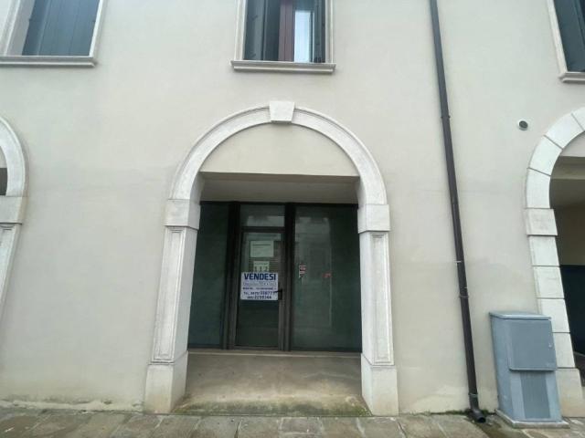 Locale Commerciale in vendita a Badia Polesine, Veneto