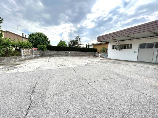 Locale Commerciale in vendita a Badia Polesine, Veneto